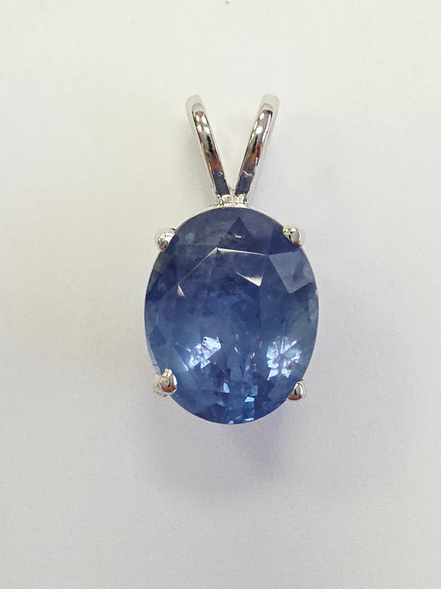 7 Carats Oval Shape Natural Blue Sapphire Pendant
