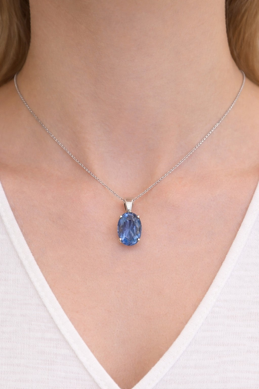 7 Carats Oval Shape Natural Blue Sapphire Pendant