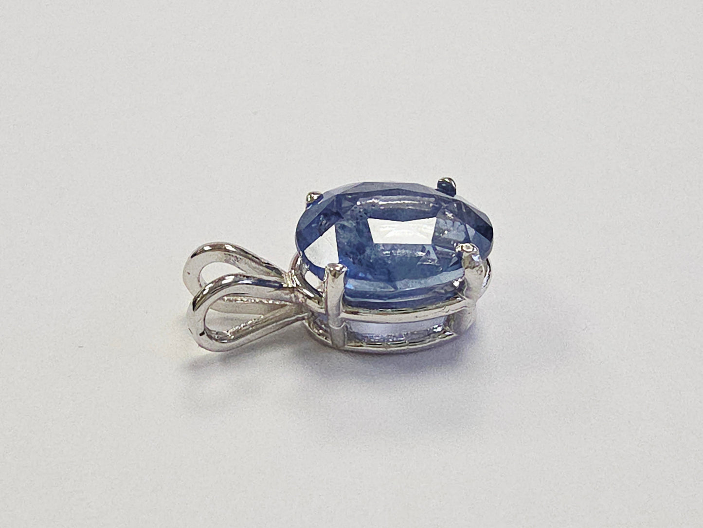 7 Carats Oval Shape Natural Blue Sapphire Pendant